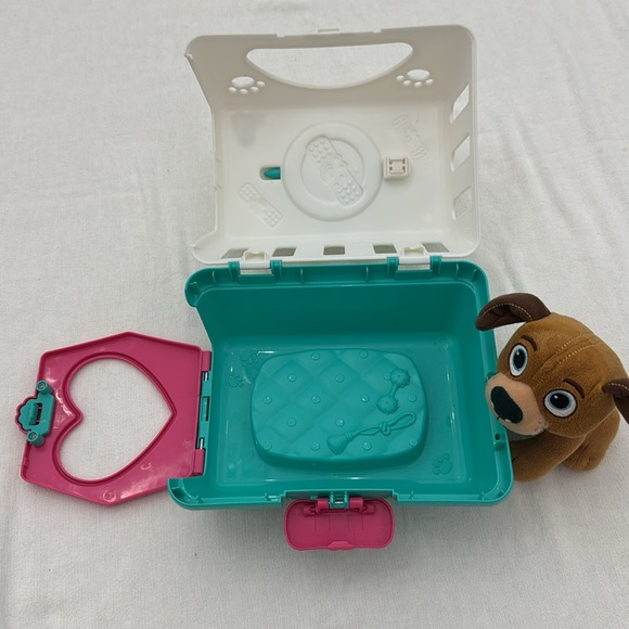 Disney Doc McStuffins Pet Vet On-The-Go Pet Carrier featuring Findo the dog(mlb) - Picture 9 of 12